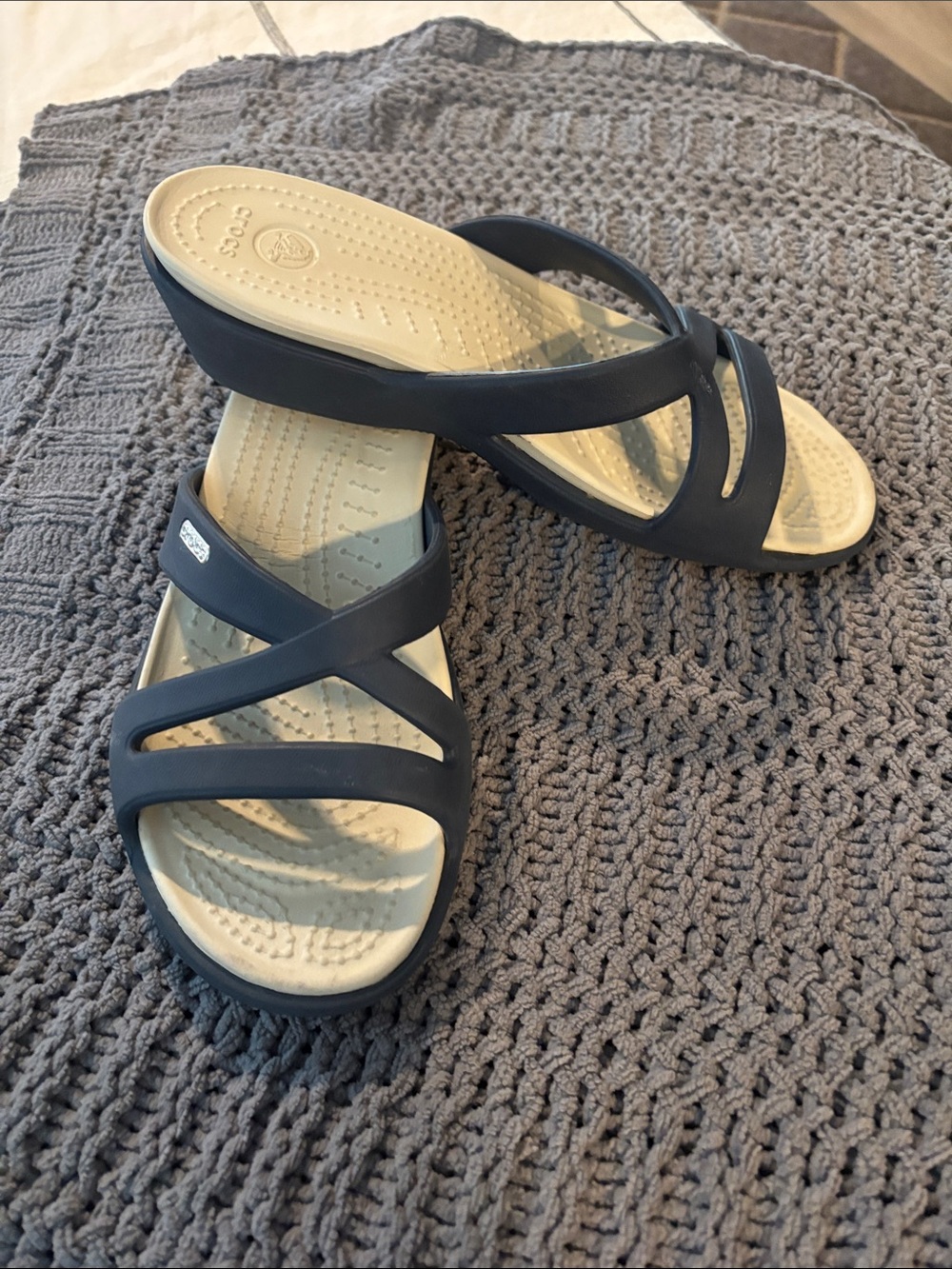 CROCS Women’s Navy and Cream Slip-On Strappy Wedge Sandals (7)